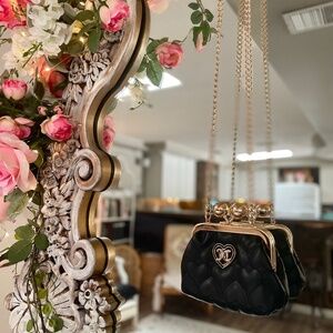 LIQUORICE FLAWLESS KISSLOCK COIN PURSE, JUICY COUTURE    los angeles, california